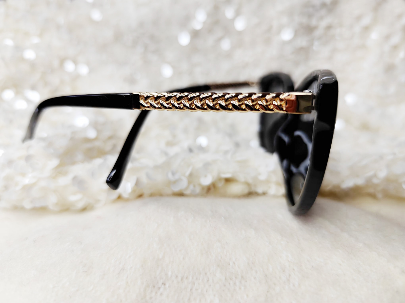 GAFAS  NEGRAS CON MANOS DORADOS