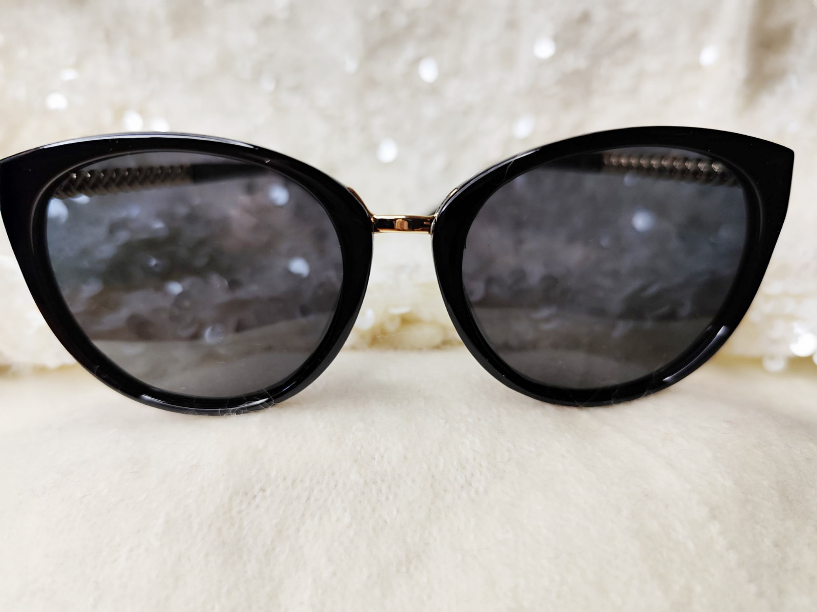 GAFAS  NEGRAS CON MANOS DORADOS