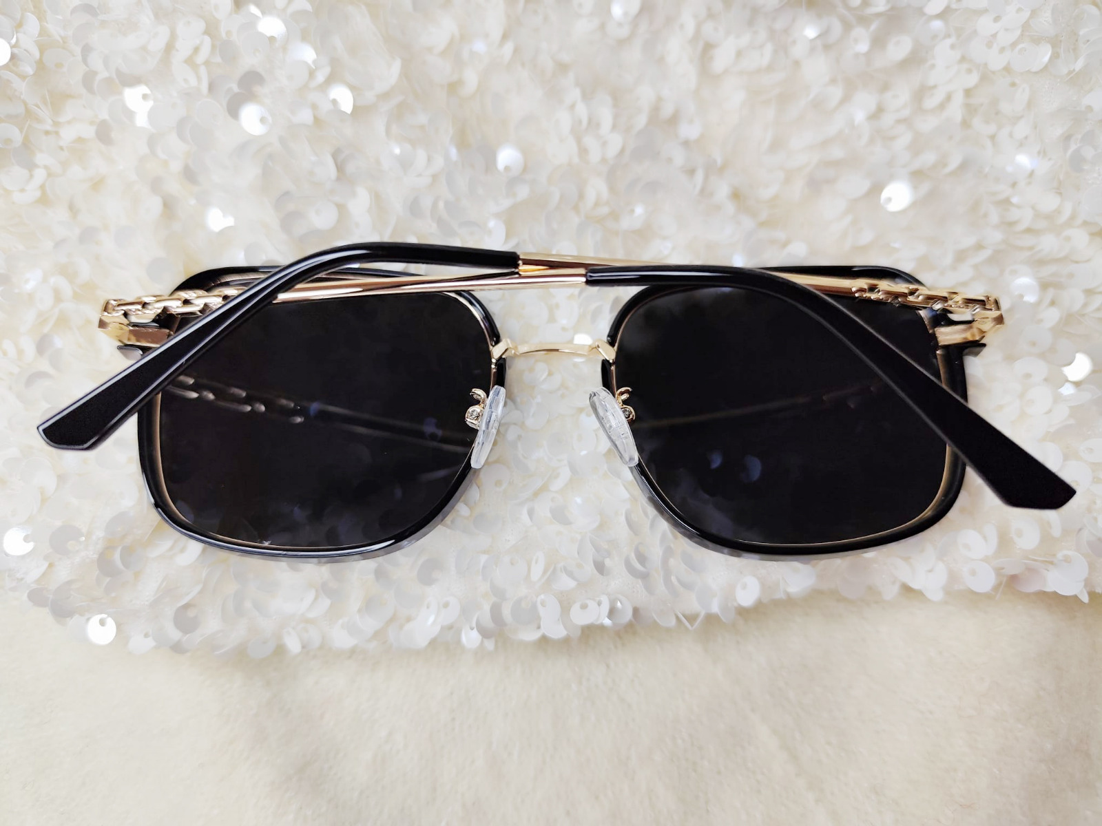 GAFAS CON BORDES PLATEADOS