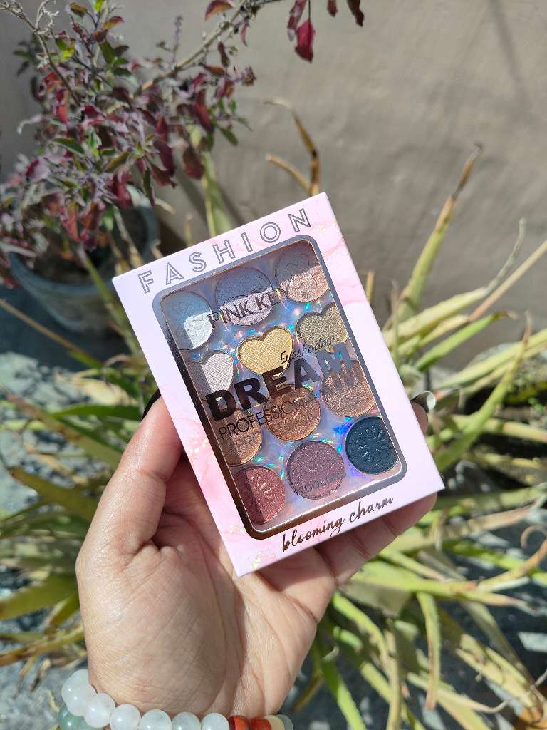 Glittery Eyeshadow Highlighter Palette