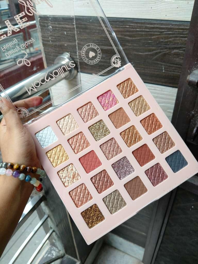 Dainty Glossy Eyeshadow Palette 