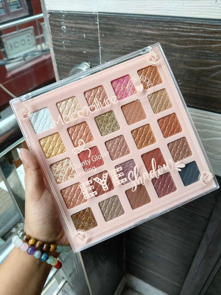 Dainty Glossy Eyeshadow Palette 