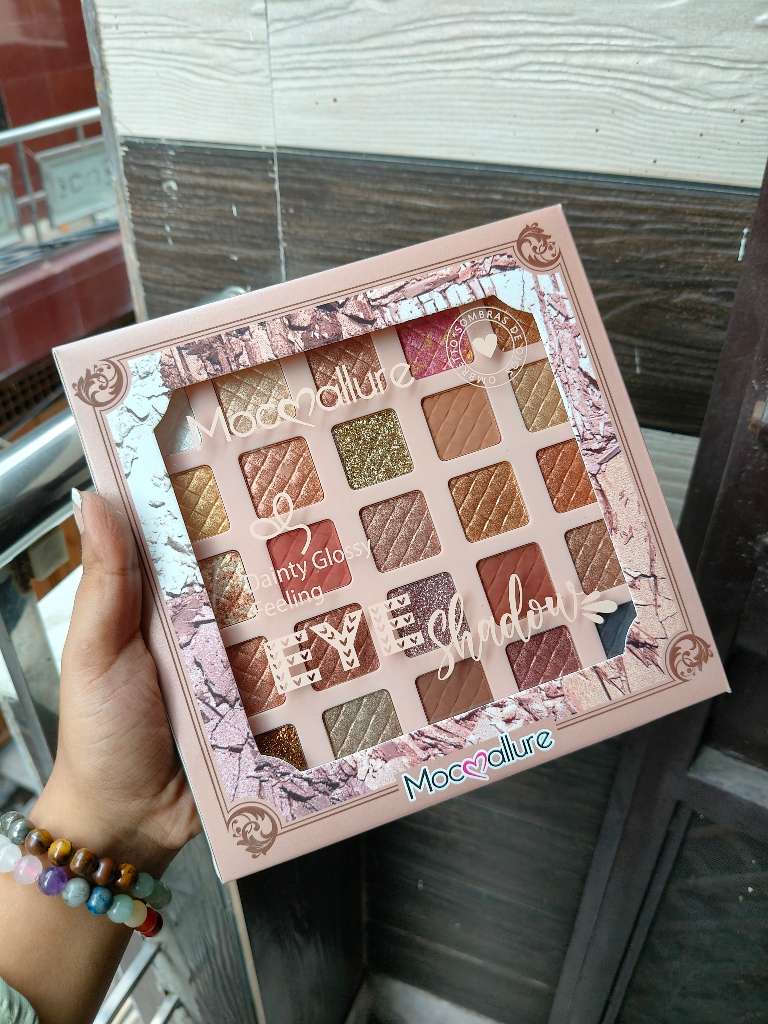 Dainty Glossy Eyeshadow Palette 