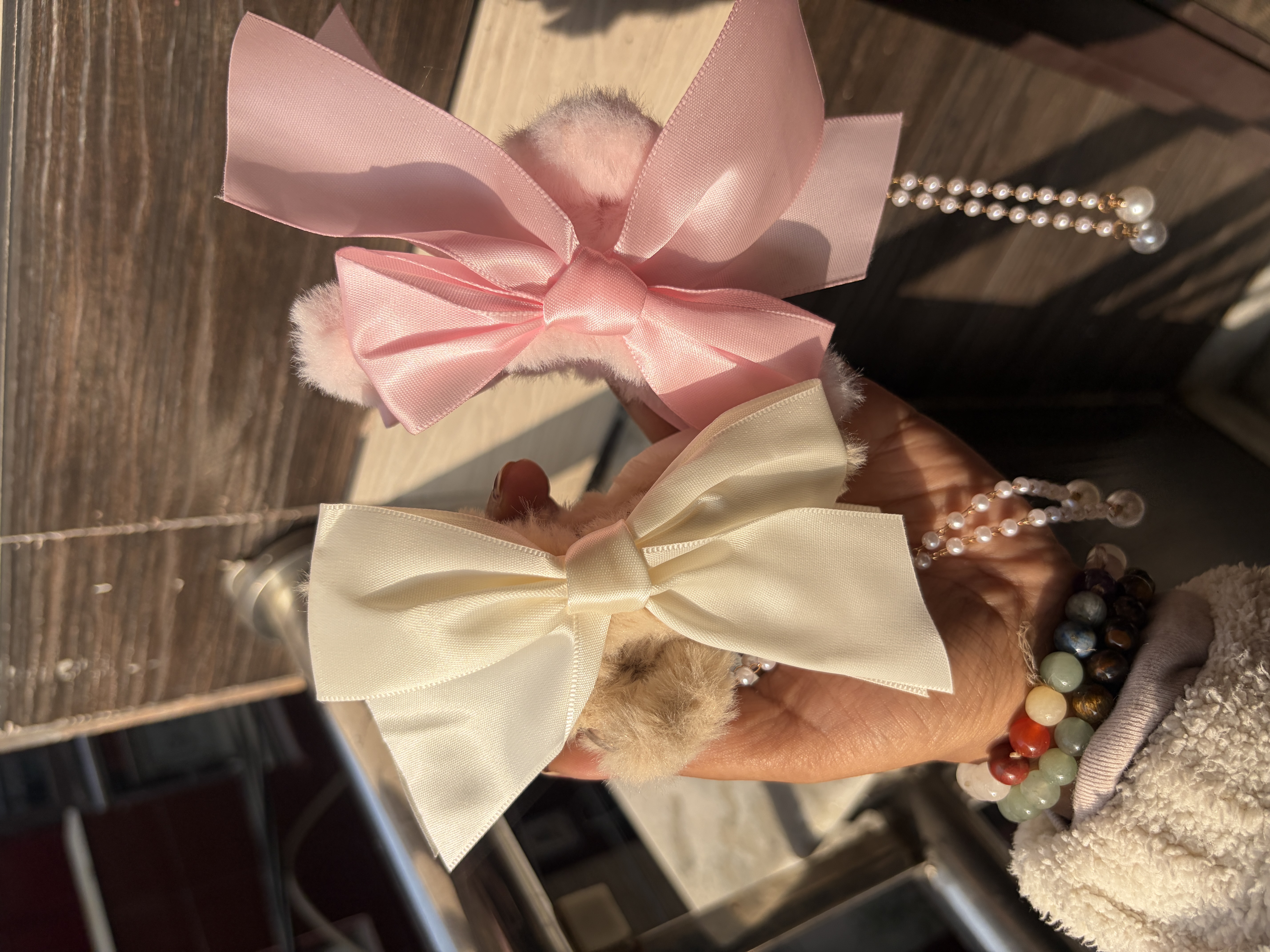 Furr Bow hanging pearls Clutcher