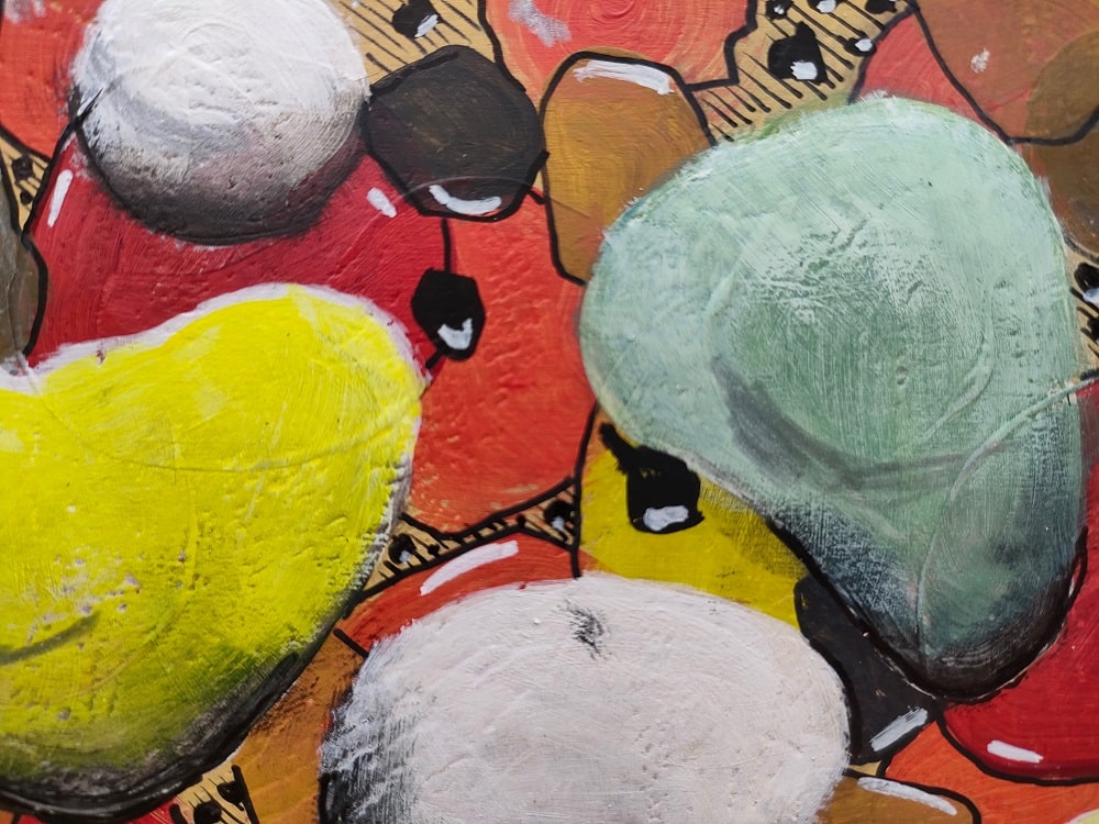 Piedras de colores en fondo Rojo