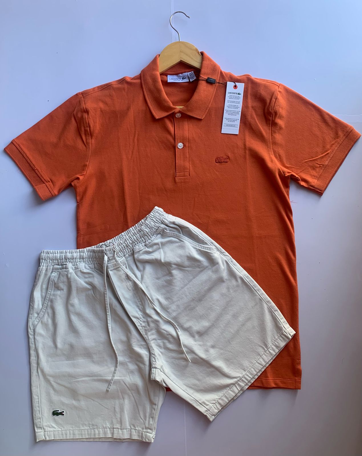 Kit - Short sarja branco - Tamanho: M + Camisa polo laranja - Tamanho: M