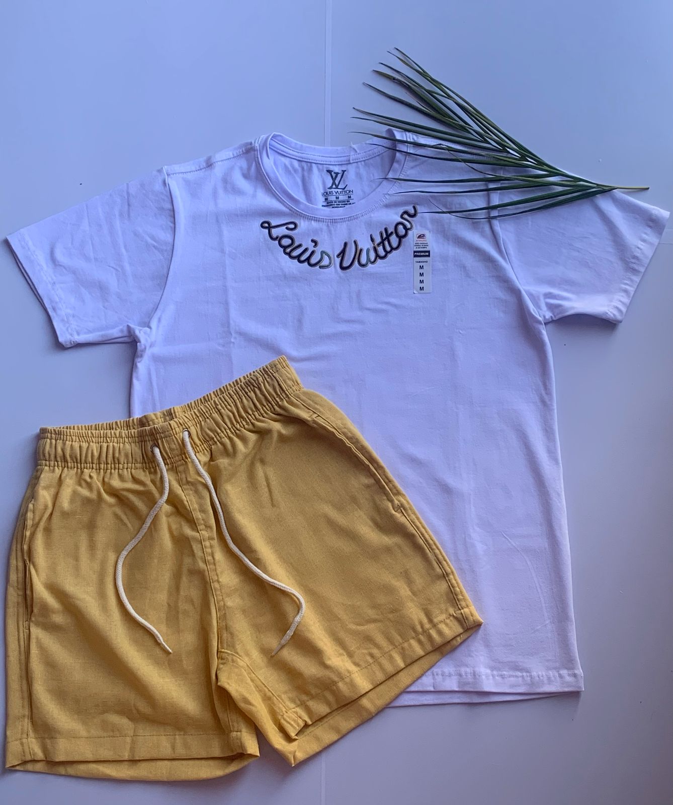 Kit - Short linho beje - Tamanho: P + Camisa básica branca  - Tamanho: M