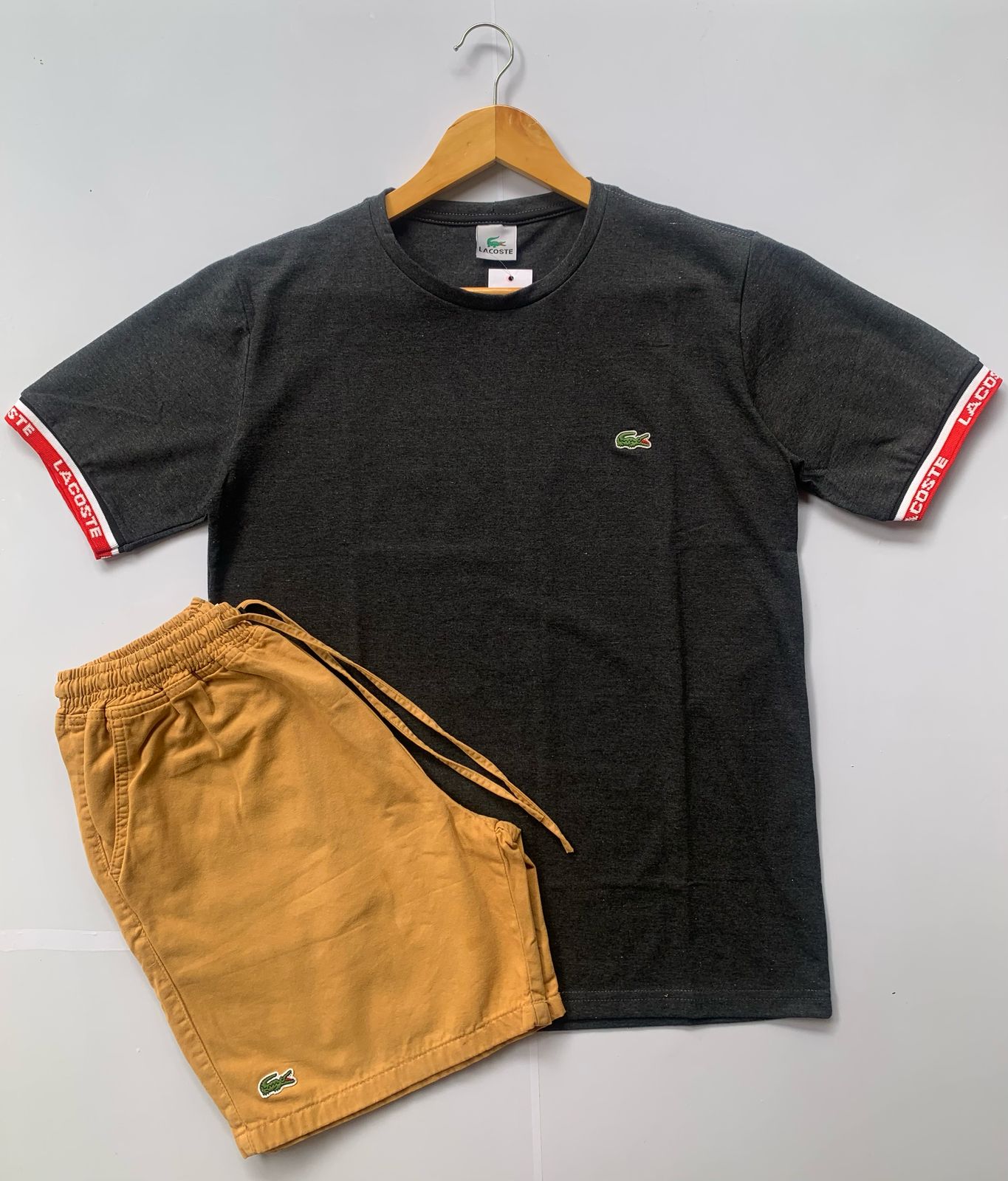 Kit - Short sarja marrom - Tamanho: M + Camisa básica preta - Tamanho: P