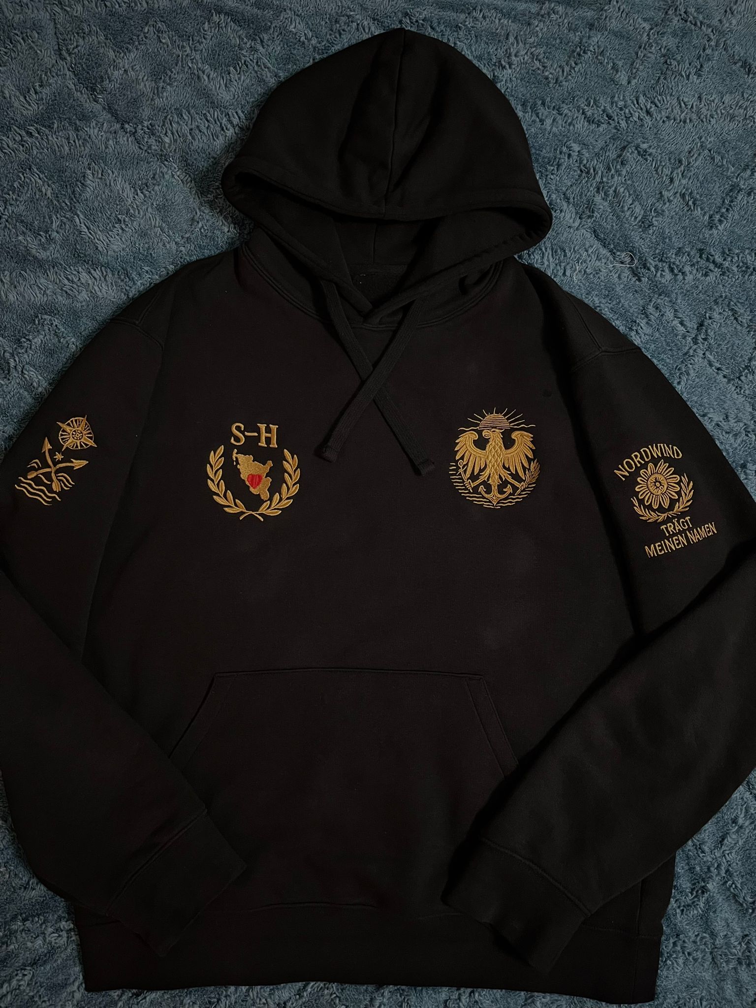 Schwarzer Hoodie mit königlicher Schleswig-Holstein Stickerei