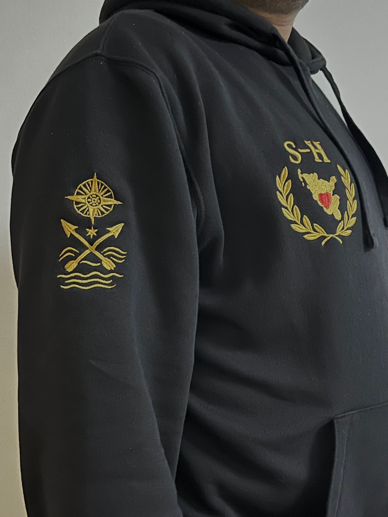 Schwarzer Hoodie mit königlicher Schleswig-Holstein Stickerei