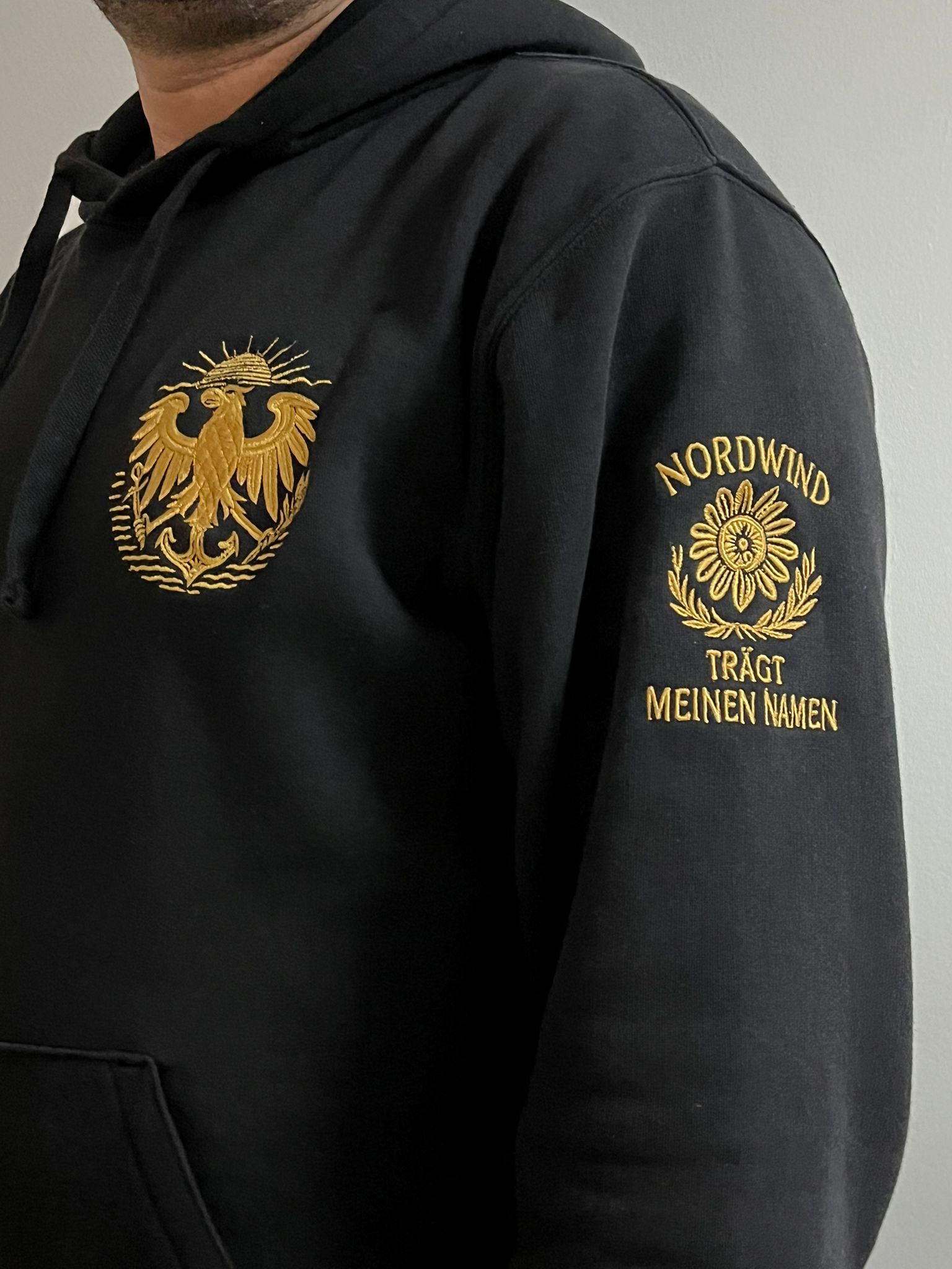 Schwarzer Hoodie mit königlicher Schleswig-Holstein Stickerei