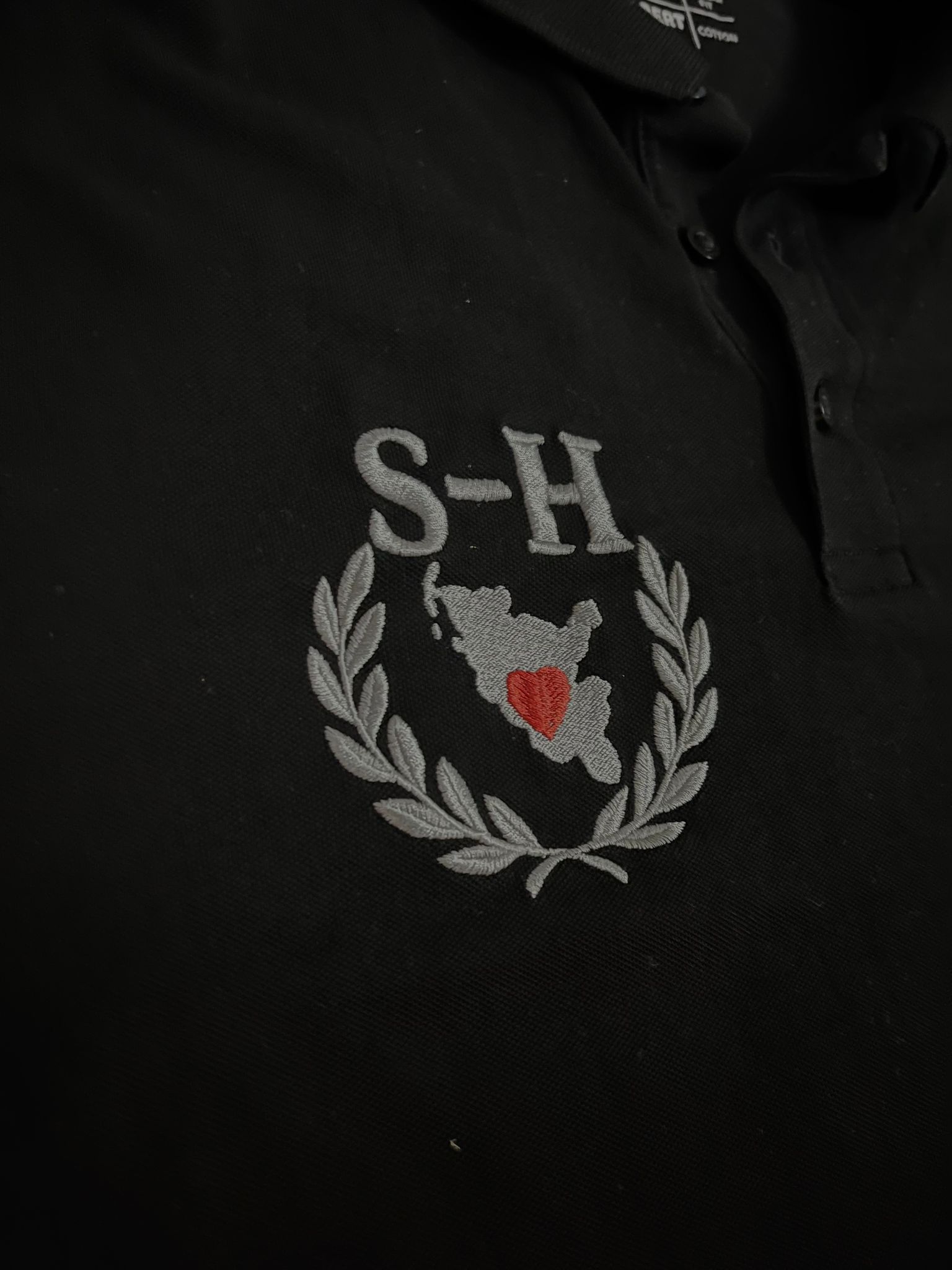 Schwarzes Poloshirt mit edler Dunkelsilber-Stickerei