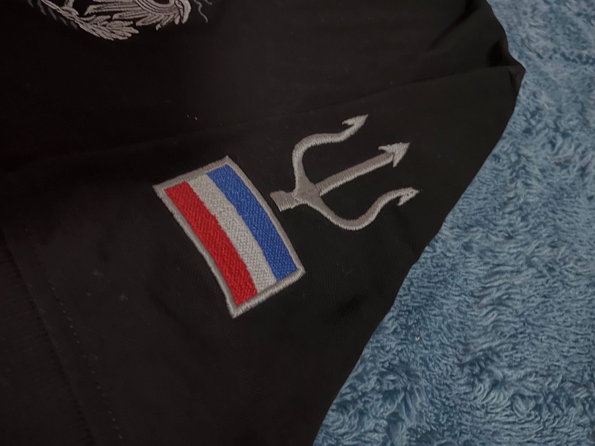 Schwarzes Poloshirt mit edler Dunkelsilber-Stickerei