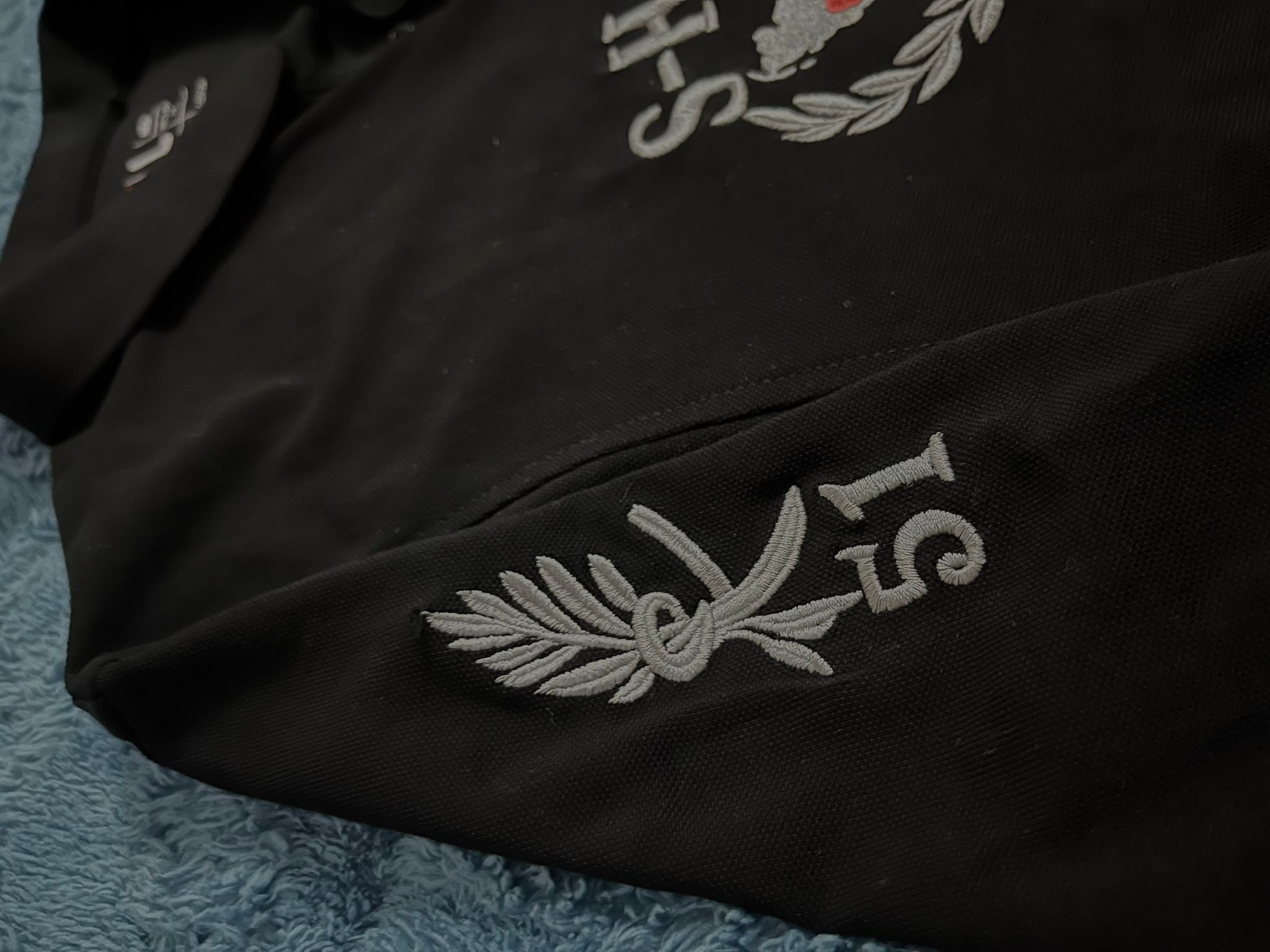 Schwarzes Poloshirt mit edler Dunkelsilber-Stickerei