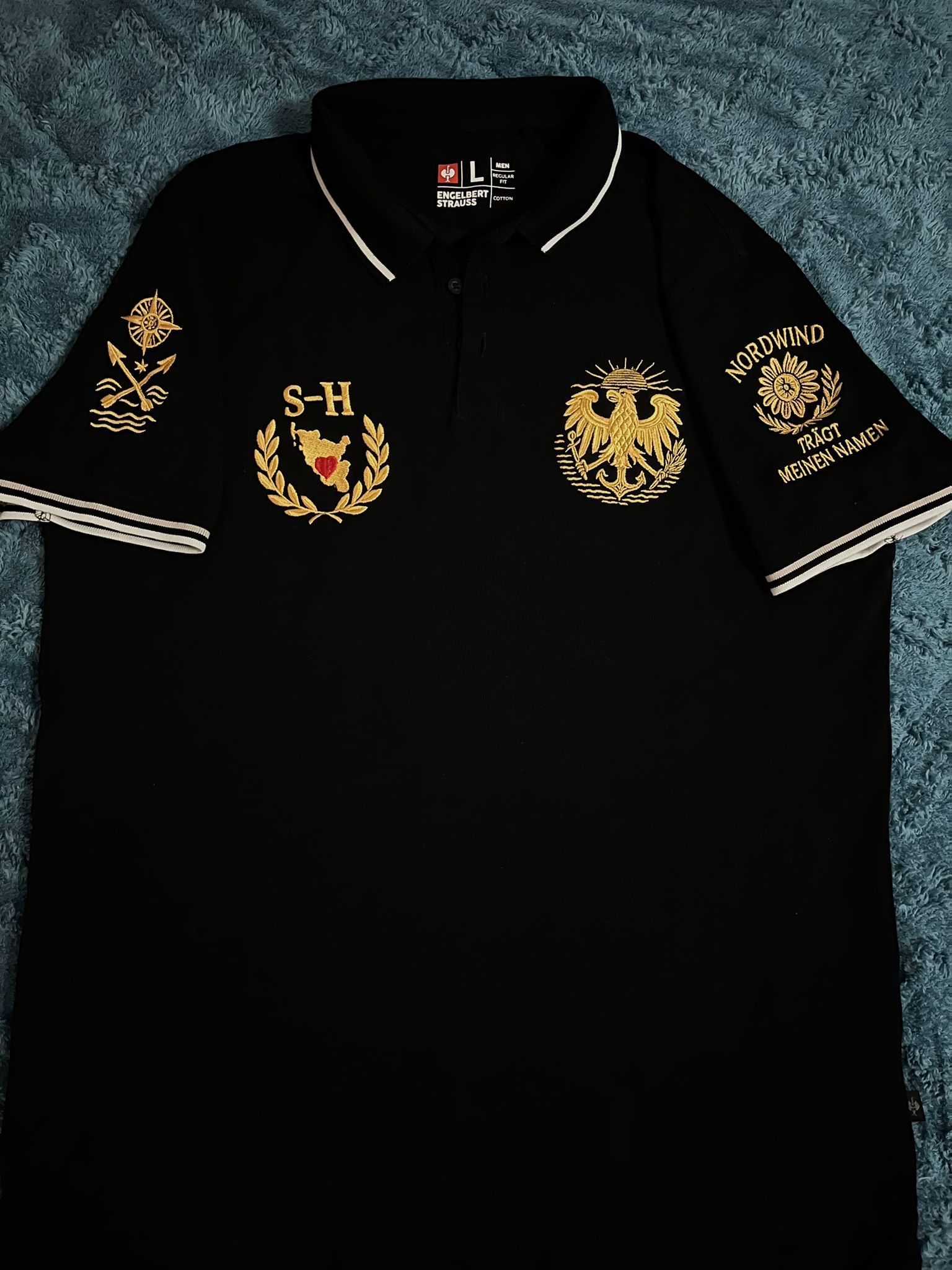 Schwarzes Poloshirt mit goldener Stickerei – Royaler Stil für echte Charaktere