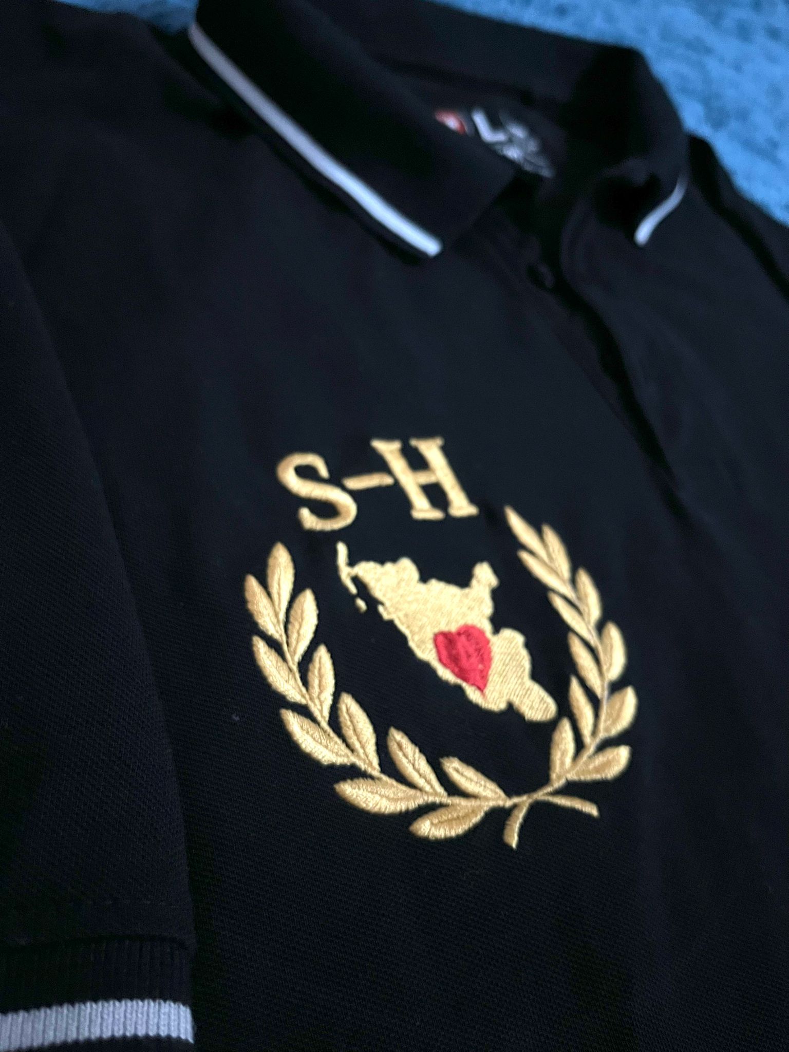 Schwarzes Poloshirt mit goldener Stickerei – Royaler Stil für echte Charaktere