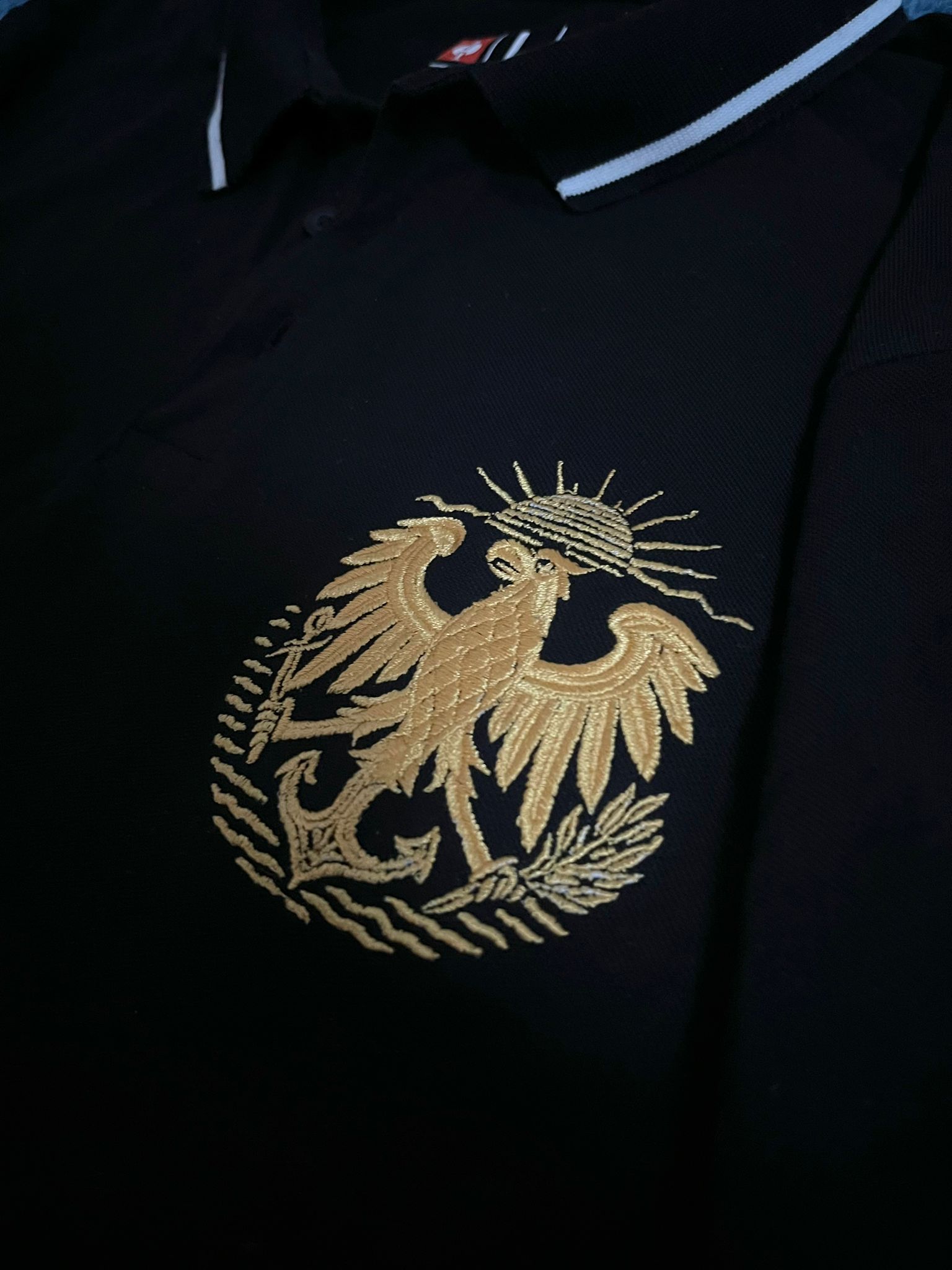 Schwarzes Poloshirt mit goldener Stickerei – Royaler Stil für echte Charaktere