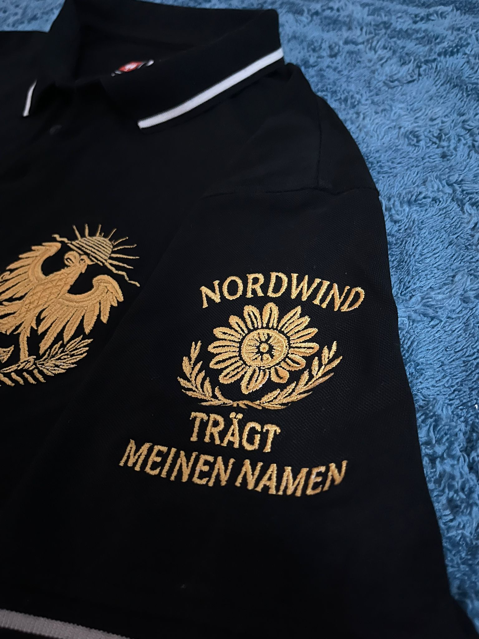 Schwarzes Poloshirt mit goldener Stickerei – Royaler Stil für echte Charaktere