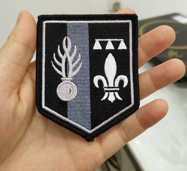 Gesticktes Abzeichen mit Emblem