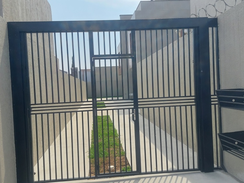 Sobrado Triplex no Uberaba com Terraço Gourmet e Churrasqueira - Boa Localização!