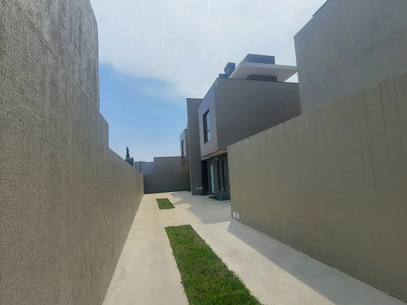 Sobrado Triplex no Uberaba com Terraço Gourmet e Churrasqueira - Boa Localização!