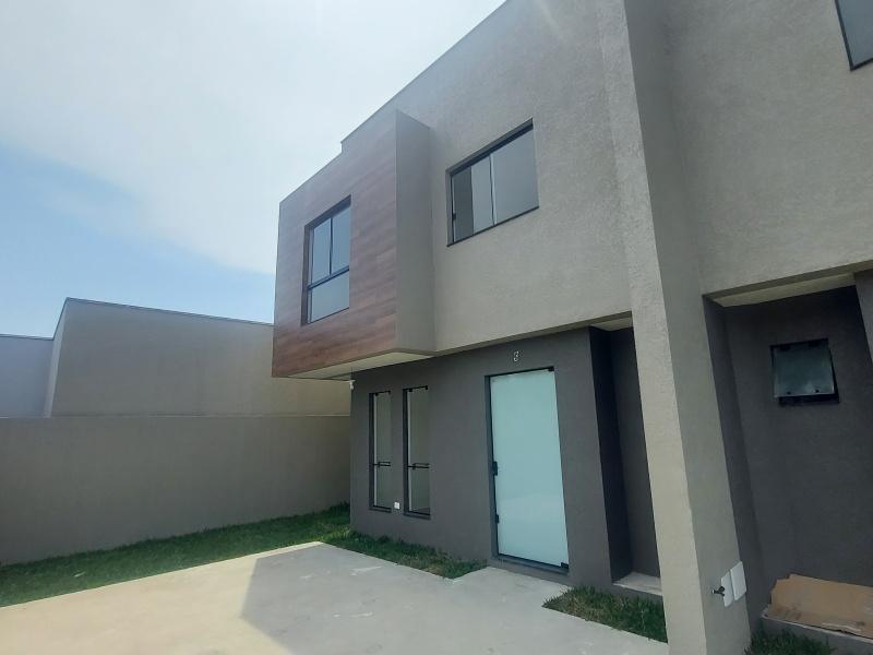 Sobrado Triplex no Uberaba com Terraço Gourmet e Churrasqueira - Boa Localização!