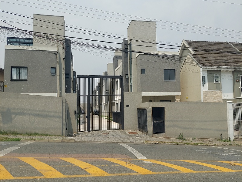 Encante-se com este sobrado de 105,53 m², no Uberaba, 3 dormitórios (1 suíte), terraço gourmet e 2 vagas. - otima localização.