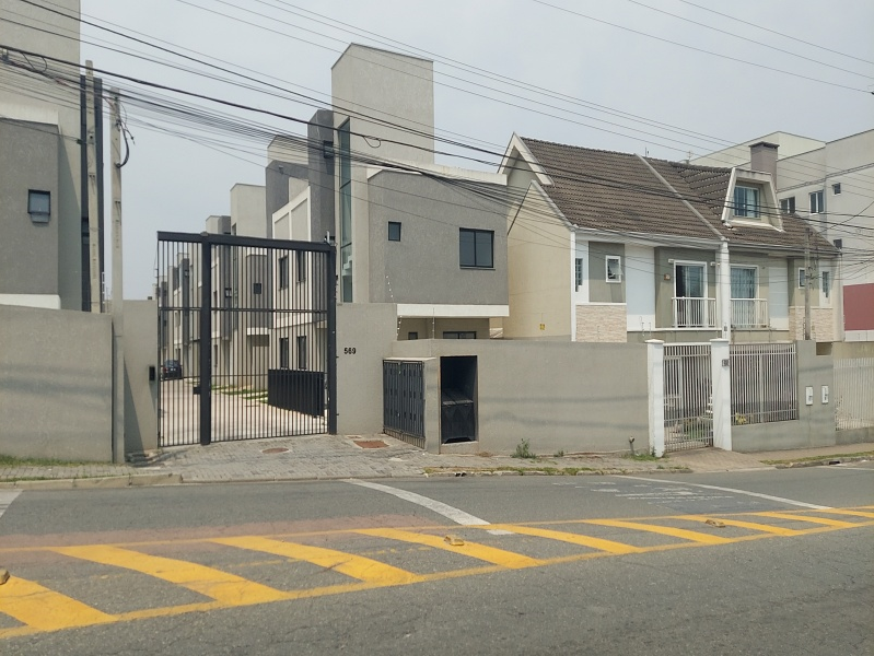 Encante-se com este sobrado de 105,53 m², no Uberaba, 3 dormitórios (1 suíte), terraço gourmet e 2 vagas. - otima localização.