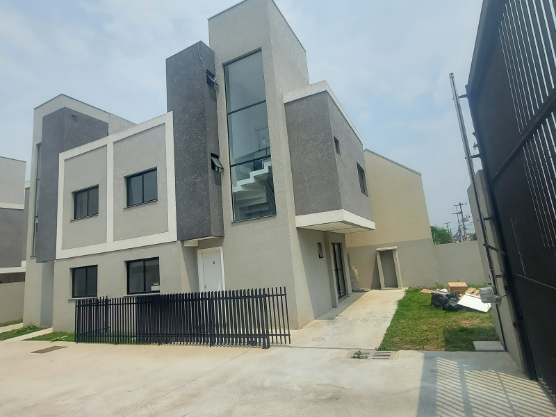 Encante-se com este sobrado de 105,53 m², no Uberaba, 3 dormitórios (1 suíte), terraço gourmet e 2 vagas. - otima localização.