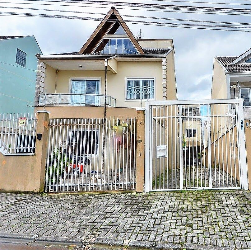 Sobrado Espetacular no Uberaba, Curitiba - 3 Dormitórios, Churrasqueira e Ático!