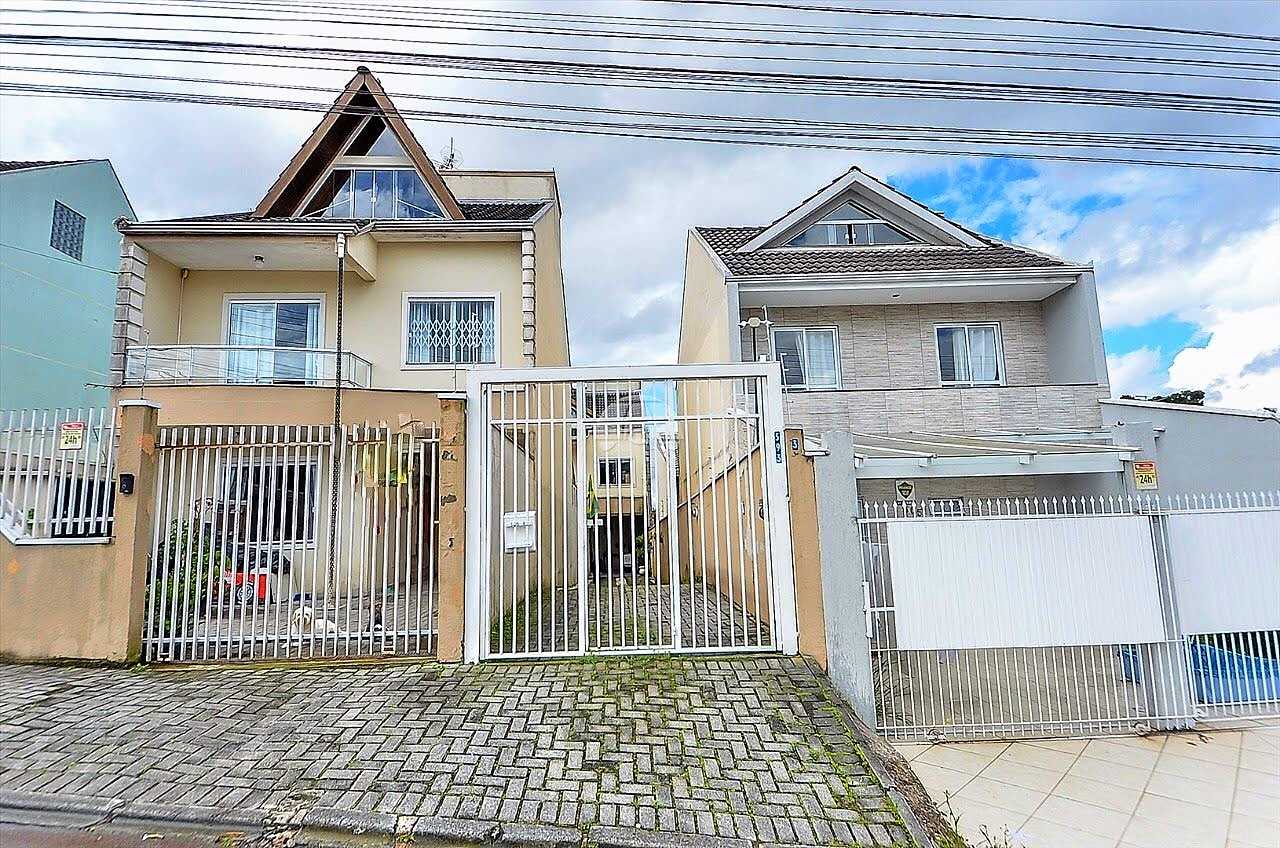 Sobrado Espetacular no Uberaba, Curitiba - 3 Dormitórios, Churrasqueira e Ático! 