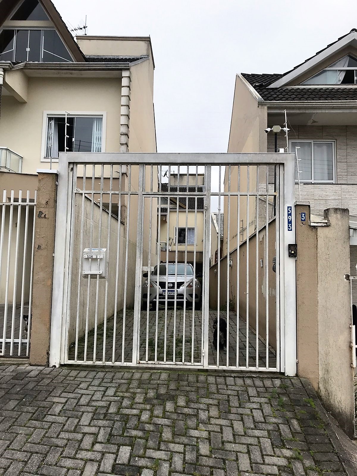 Sobrado Espetacular no Uberaba, Curitiba - 3 Dormitórios, Churrasqueira e Ático! 