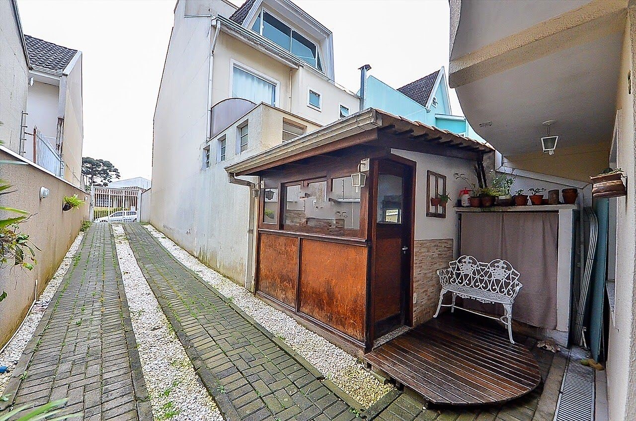 Sobrado Espetacular no Uberaba, Curitiba - 3 Dormitórios, Churrasqueira e Ático! 