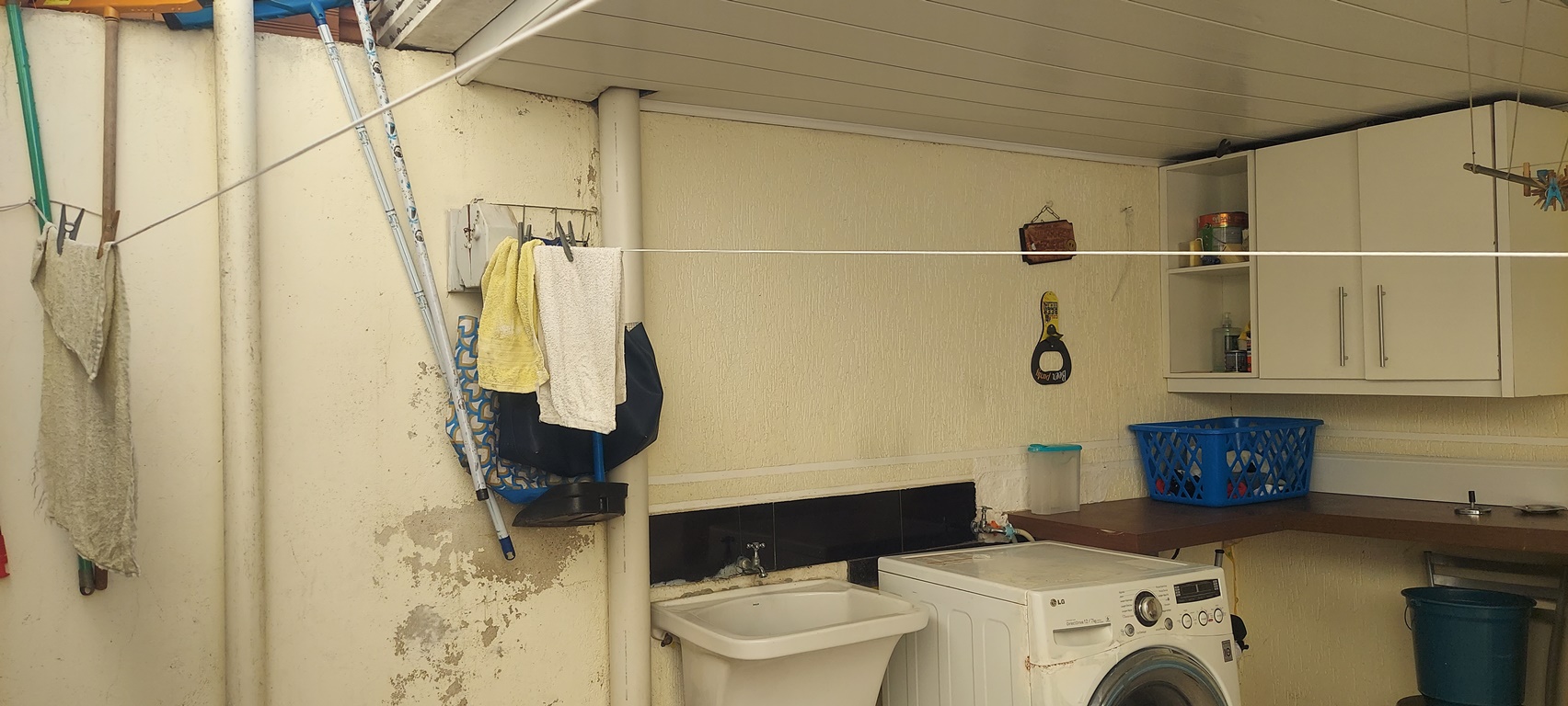 Sobrado no Sítio Cercado, Curitiba - 3 Dormitórios, com ático, Churrasqueira e Ótima Localização! Agende Sua Visita e Venha Conferir!