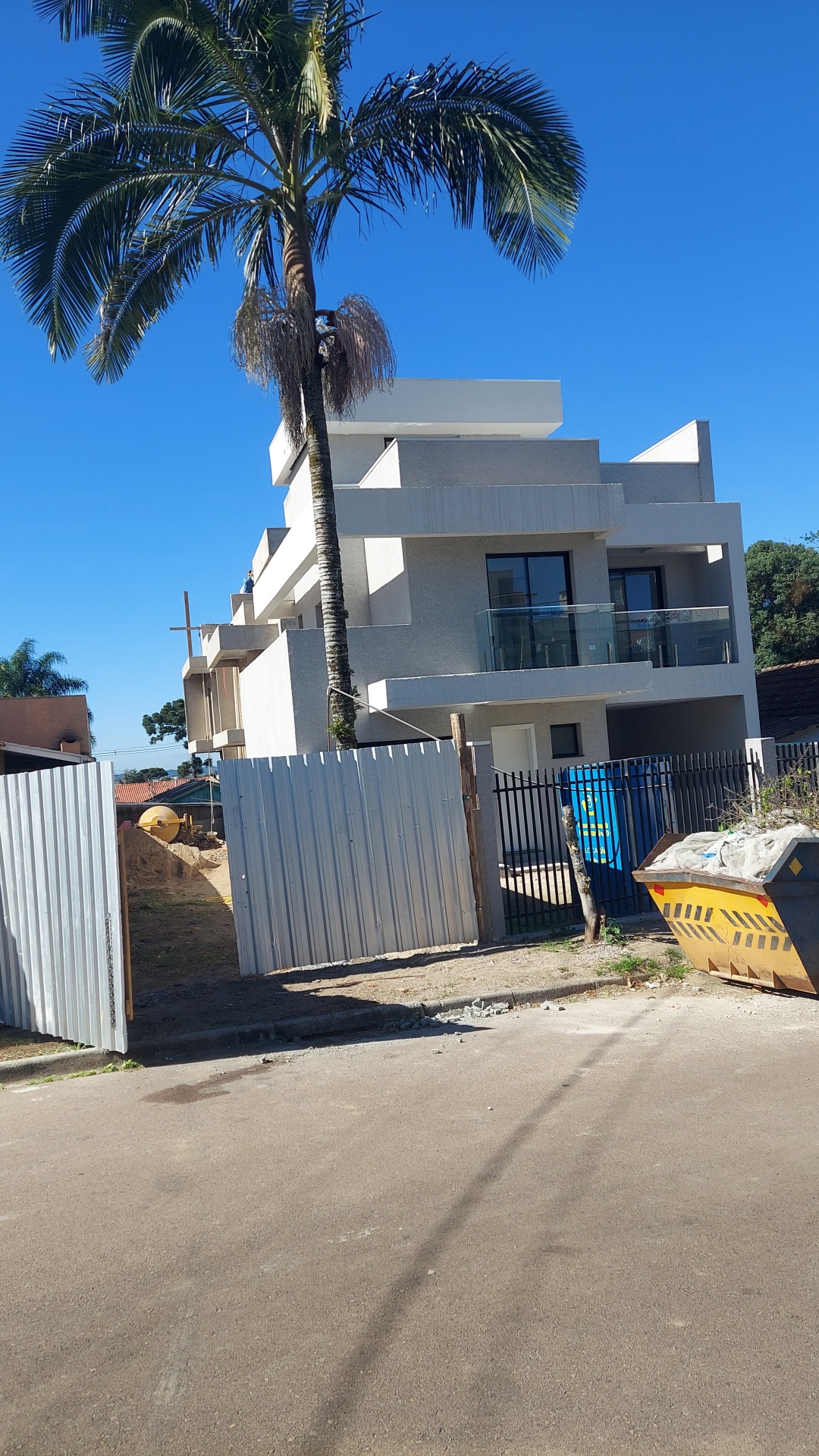 Viva o melhor da vida em um sobrado triplex de ótimo padrão no Uberaba, Curitiba!