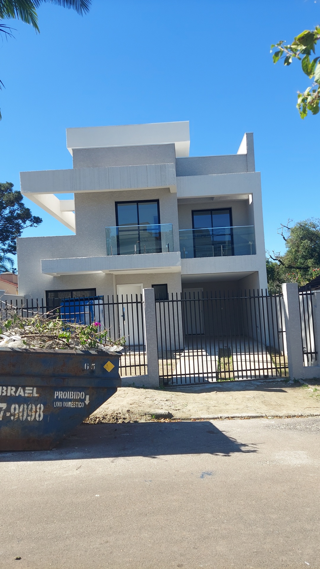 Viva o melhor da vida em um sobrado triplex de ótimo padrão no Uberaba, Curitiba!