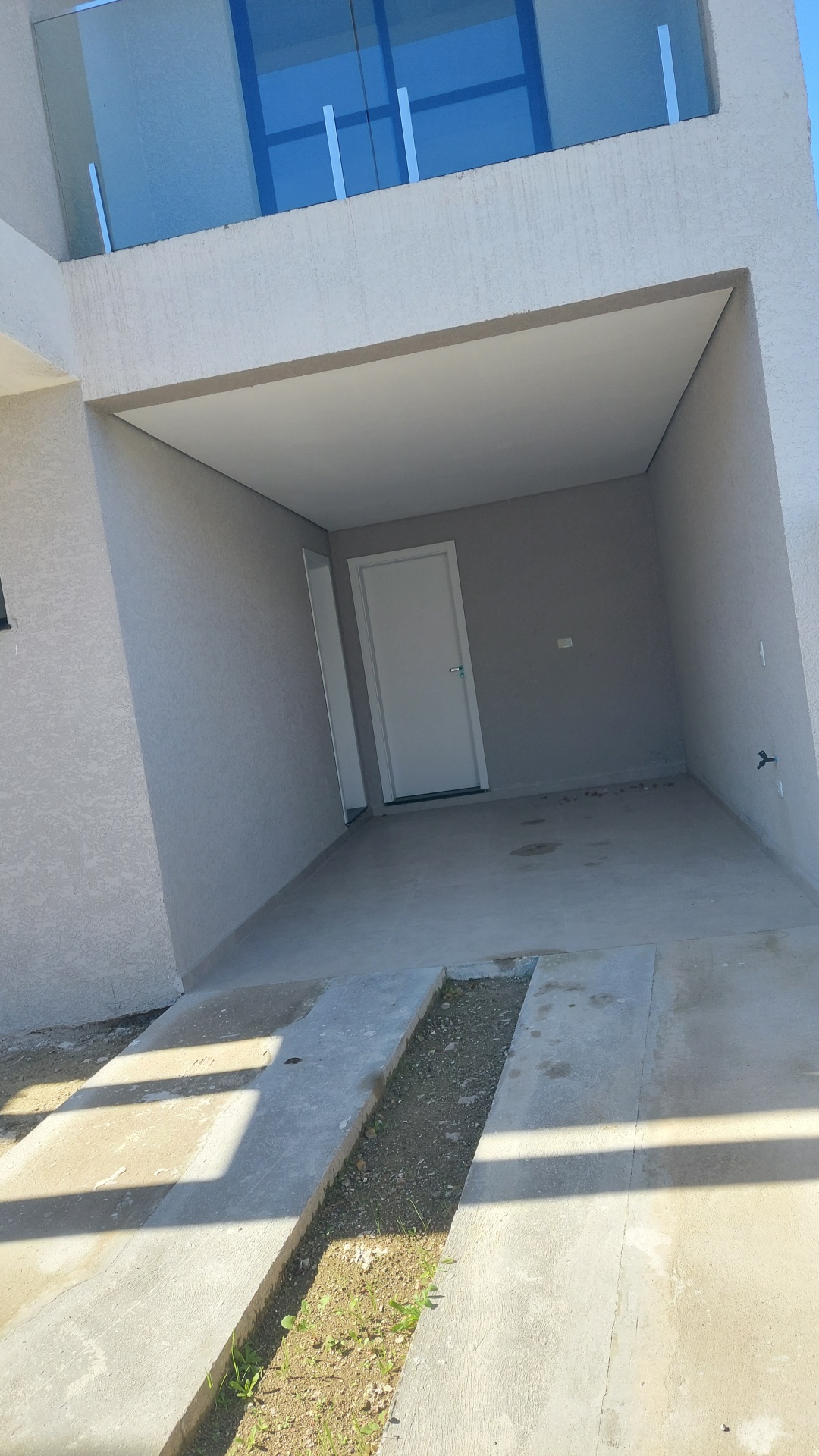 Viva o melhor da vida em um sobrado triplex de ótimo padrão no Uberaba, Curitiba!