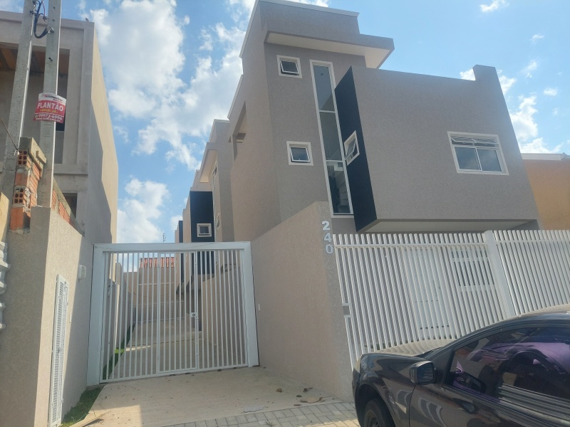 Sobrado Moderno no Xaxim com Terraço Amplo, Próximo à Francisco Derosso e Park Shopping Boulevard - Pronto para Morar!