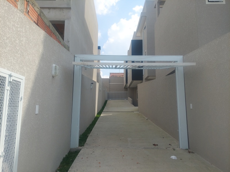 Sobrado Moderno no Xaxim com Terraço Amplo, Próximo à Francisco Derosso e Park Shopping Boulevard - Pronto para Morar!