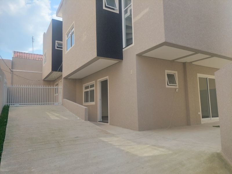 Sobrado Moderno no Xaxim com Terraço Amplo, Próximo à Francisco Derosso e Park Shopping Boulevard - Pronto para Morar!