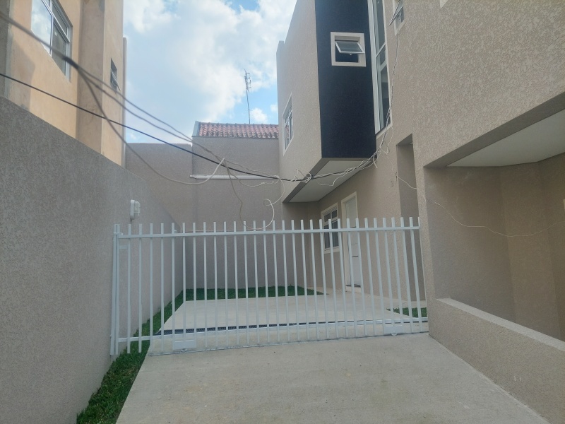 Sobrado Moderno no Xaxim com Terraço Amplo, Próximo à Francisco Derosso e Park Shopping Boulevard - Pronto para Morar!