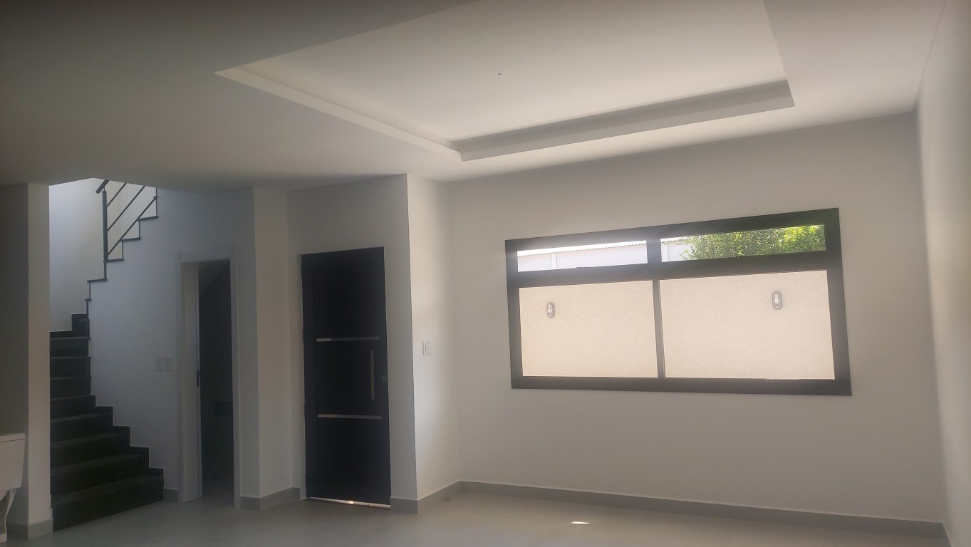 Sobrados com 148 m² no Hauer, Curitiba – Acabamento Excelente, Terraço com Churrasqueira e 2 Vagas de Garagem. Design Contemporâneo. Confira!