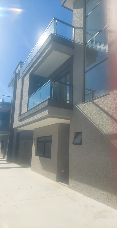 Sobrados com 148 m² no Hauer, Curitiba – Acabamento Excelente, Terraço com Churrasqueira e 2 Vagas de Garagem. Design Contemporâneo. Confira!