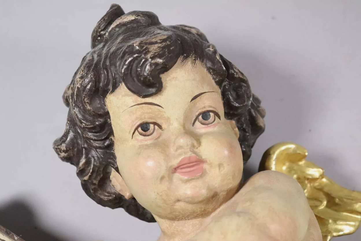 Figura de querubín en madera tallada y policromado con instrumento musical