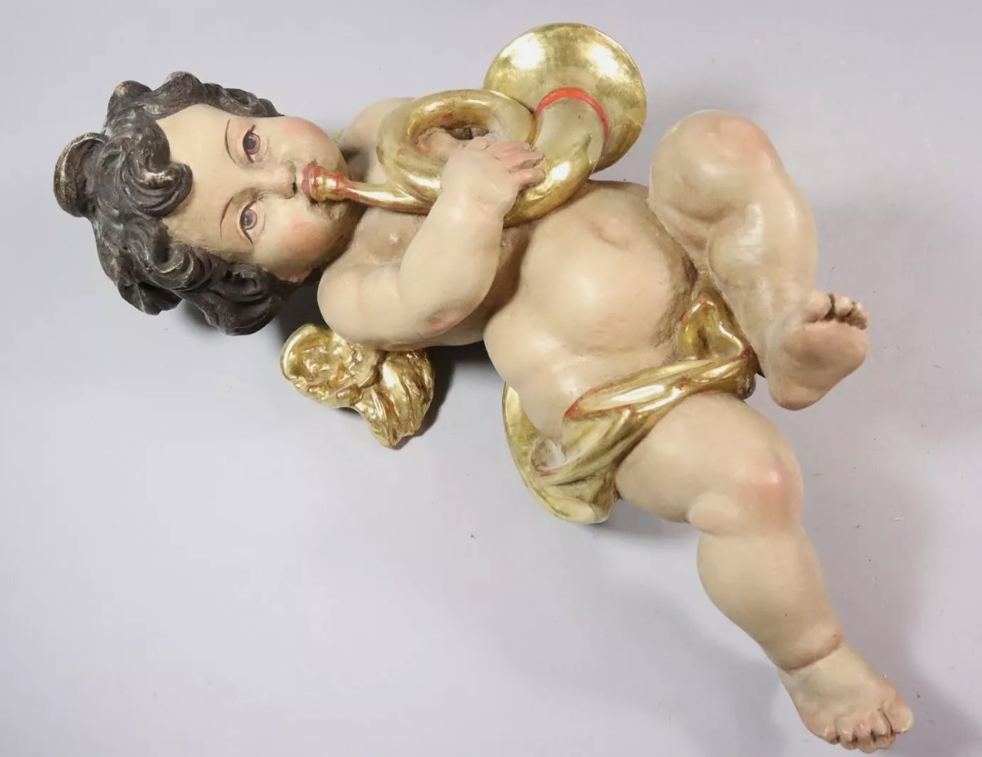 Figura de ángel en madera tallada y policromado con trompeta