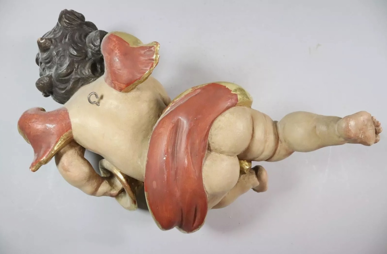 Figura de ángel en madera tallada y policromado con trompeta