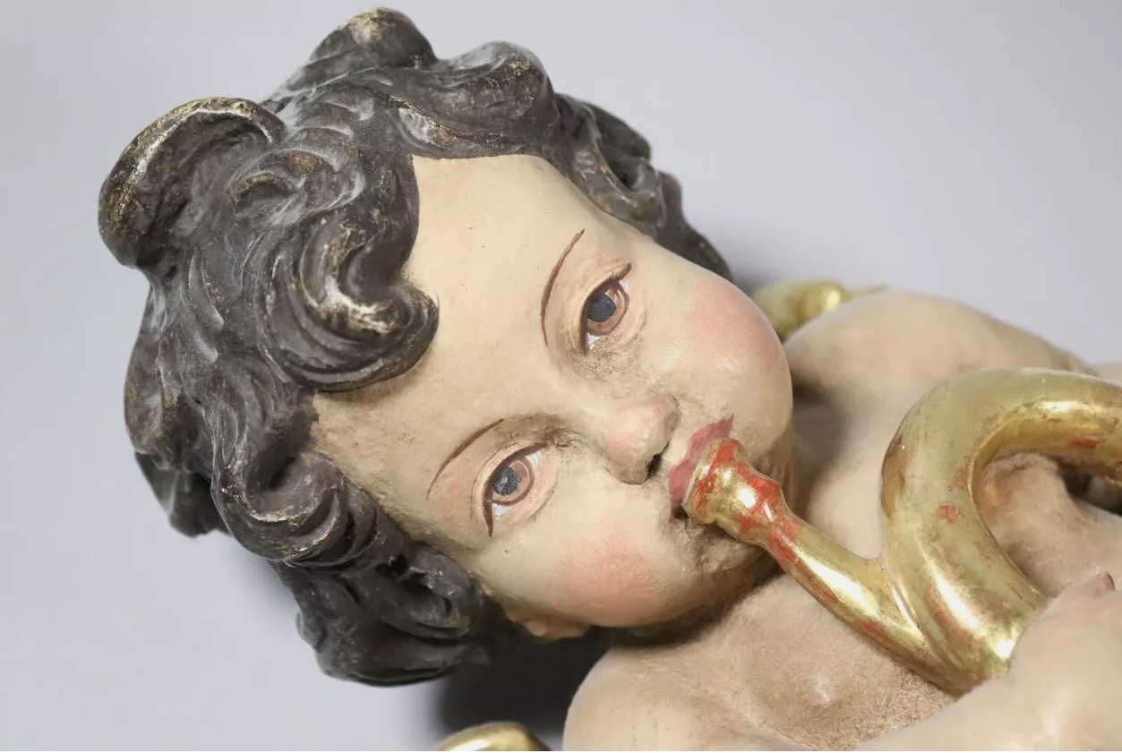 Figura de ángel en madera tallada y policromado con trompeta