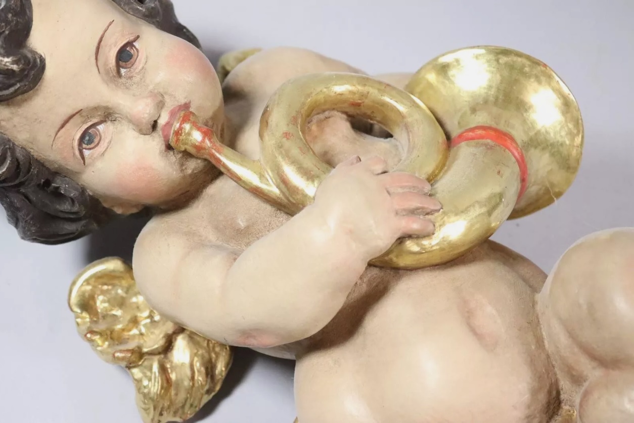 Figura de ángel en madera tallada y policromado con trompeta
