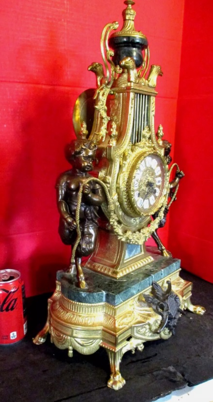 Antiguo Reloj Imperial decorativo con querubines en metal y mármol verde