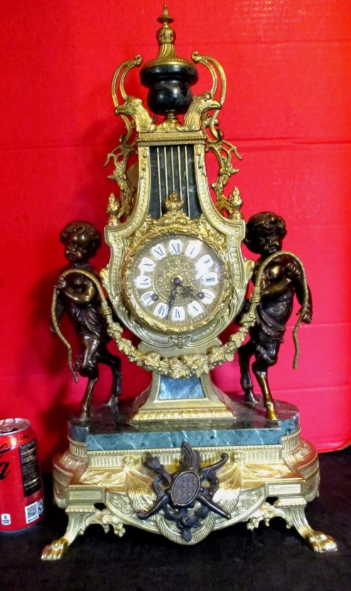 Antiguo Reloj Imperial decorativo con querubines en metal y mármol verde